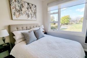 Postel nebo postele na pokoji v ubytování Stay at Beauty Point Wagga 5bdr 2bth magical views