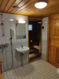 Ένα μπάνιο στο Spacious Apartment for 8 with Sauna