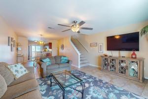 TV a/nebo společenská místnost v ubytování Fort Morgan Townhomes S7