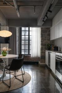 モントリオールにあるMaison Sainte-Thérèse By Maisons & coの部屋にテーブルと椅子のあるキッチン