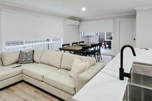 Posezení v ubytování Tanderra - Spacious Central Wagga Townhouse