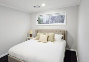 Postel nebo postele na pokoji v ubytování Tanderra - Spacious Central Wagga Townhouse