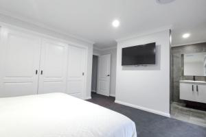 TV a/nebo společenská místnost v ubytování Tanderra - Spacious Central Wagga Townhouse