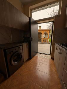 Kuchyň nebo kuchyňský kout v ubytování Rima's house Jervezh