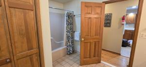 斯旺顿Tall Pines- 5-bedroom 3-bath with hot tub and more!的门旁带步入式淋浴间的浴室 更多39张照片