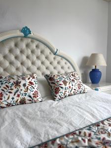 トロクスにあるVakantiewoning Torrox Park 300のベッド1台(枕2つ、ヘッドボード付)