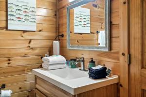 Ένα μπάνιο στο Trout and About Forge Cabin Hot Tub +41 φωτογραφίες