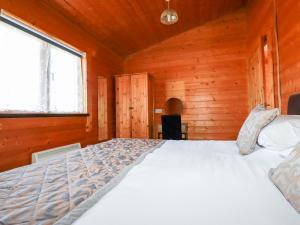 Ένα ή περισσότερα κρεβάτια σε δωμάτιο στο Cherry Lodge
