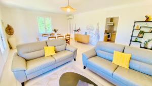 アルルにある"Villa Magali Arles" Piscine Provenceのリビングルーム(ソファ2台付)、ダイニングルーム