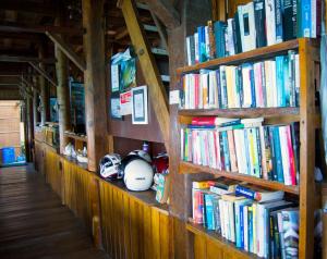 una fila de estanterías llenas de libros en Freddies Santai Sumurtiga en Sabong