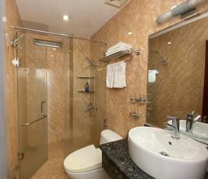 Koupelna v ubytování Dai Long Hotel + 37 fotografií