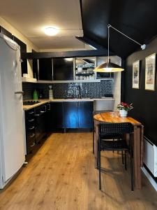Kuchyň nebo kuchyňský kout v ubytování Brahegatan