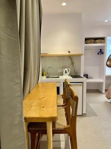 Kuchyň nebo kuchyňský kout v ubytování Akrogiali rooms + 14 fotografií