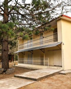 Το κτήριο όπου στεγάζεται  ο ξενώνας