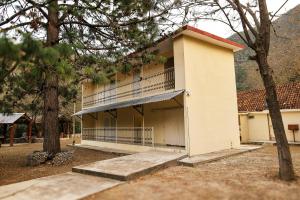 a building with a balcony on the side of it at ESTANCIA CASA DE PIEDRA hostal in San Isidro