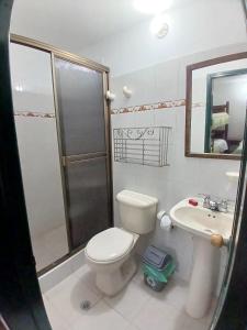 ein Badezimmer mit Toilette, Waschbecken und Dusche in der Unterkunft HOTEL El CORZO DE LA VILLA in Villa de Leyva + 35 Fotos