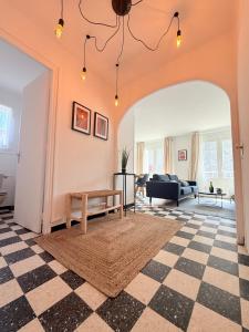 エーグ・モルトにあるAppartement au pied des rempartsのテーブルとソファのあるリビングルーム
