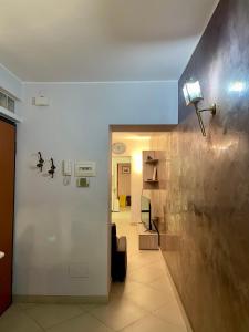 カターニアにあるDuca Degli Abruzzi houseの廊下(壁にライト付)