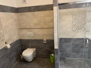 Ένα μπάνιο στο Apartmán EMES s terasou +6 φωτογραφίες