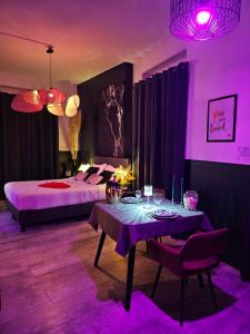 Postel nebo postele na pokoji v ubytování Suite Passion - Jacuzzi privé - Table massage + 14 fotografií