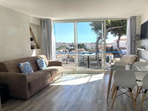 a living room with a couch and a table at TUSQUETS - Apartamento con vistas al mar in Cadaqués