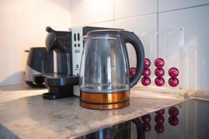 a coffee pot sitting on a counter next to a coffee maker at VIA MALA Apartment in Kirchensittenbach