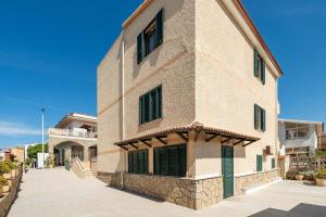 Το κτήριο όπου στεγάζεται  το διαμέρισμα