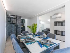 O bucătărie sau chicinetă la Apartment MaPo by Interhome +58 fotografii