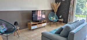 Televisyen dan/atau pusat hiburan di Gîte " La Petite Compsoise "