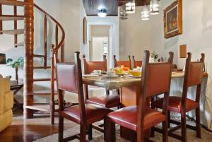 une salle à manger avec une table et des chaises en bois dans l'établissement Capivari - Lareira - Estilo Clássico de Casa de Campo, à Campos do Jordão