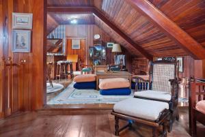 - un salon avec des murs et un plafond en bois dans l'établissement Capivari - Lareira - Estilo Clássico de Casa de Campo, à Campos do Jordão 32 autres photos