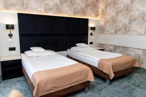 Łóżko lub łóżka w pokoju w obiekcie Hotel Aquarius Restaurant Wellness Spa
