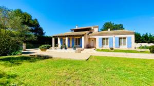 アルルにある"Villa Magali Arles" Piscine Provenceの芝生の白い家