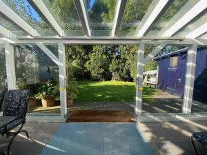 a screened in porch with a pergola at The Golfers Blue in Unter Göhren