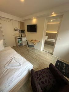 une chambre d'hôtel avec un lit et une table dans l'établissement Einzelzimmer mit Bad in Heiligenstadt, à Heilbad Heiligenstadt