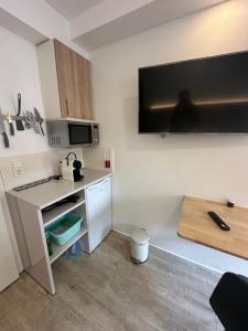 Il comprend une petite cuisine avec un bureau et un four micro-ondes. dans l'établissement Einzelzimmer mit Bad in Heiligenstadt, à Heilbad Heiligenstadt