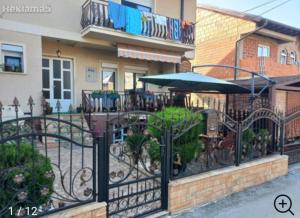 奥赫里德Guest house Kiko的建筑物前有一把带伞的锻铁栅栏