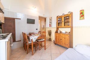 a kitchen and dining room with a table and chairs at Appartamento 1P in Villa De Santis- Gallipoli in Il Monte