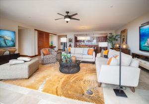 TV a/nebo společenská místnost v ubytování Fun In The Sun Luxury At Sun Splash C301 At Wailea Beach Villas!