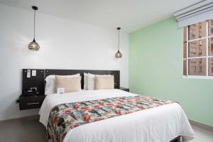 Postel nebo postele na pokoji v ubytování Azor Hotel Cali Versalles