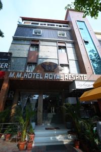 Un edificio con un cartel que dice Multipolis Hotel Royal Reserve. en M M Hotel Royal Respite, en Coimbatore