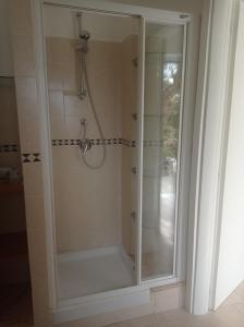 San Salvatore TelesinoにあるB&B La Vigna Di Marioの浴室のガラス扉付きシャワー +27枚の写真
