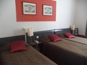 Postel nebo postele na pokoji v ubytování Cit'Hotel Avallon Vauban