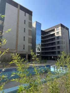 un edificio con dos edificios altos al frente en Serenity Crib, en Nairobi