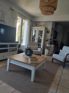 TV a/nebo společenská místnost v ubytování Chambres d'Hotes des Ecureuils