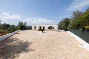 eine große Auffahrt mit einem weißen Gebäude im Hintergrund in der Unterkunft VILLA LAURA in Carovigno