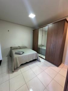 1 dormitorio con 1 cama y armario de cristal en Aconchego, en Santarém