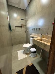 un baño con inodoro y lavabo en Aconchego, en Santarém 16 fotos más