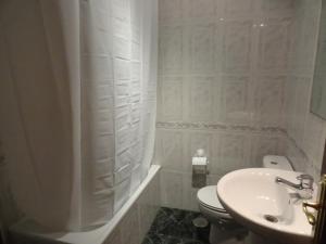 マドリードにあるオスタル アリスタナの白いバスルーム(トイレ、シンク付)