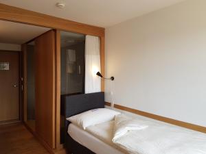East West Hotel Basel客房内的一张或多张床位